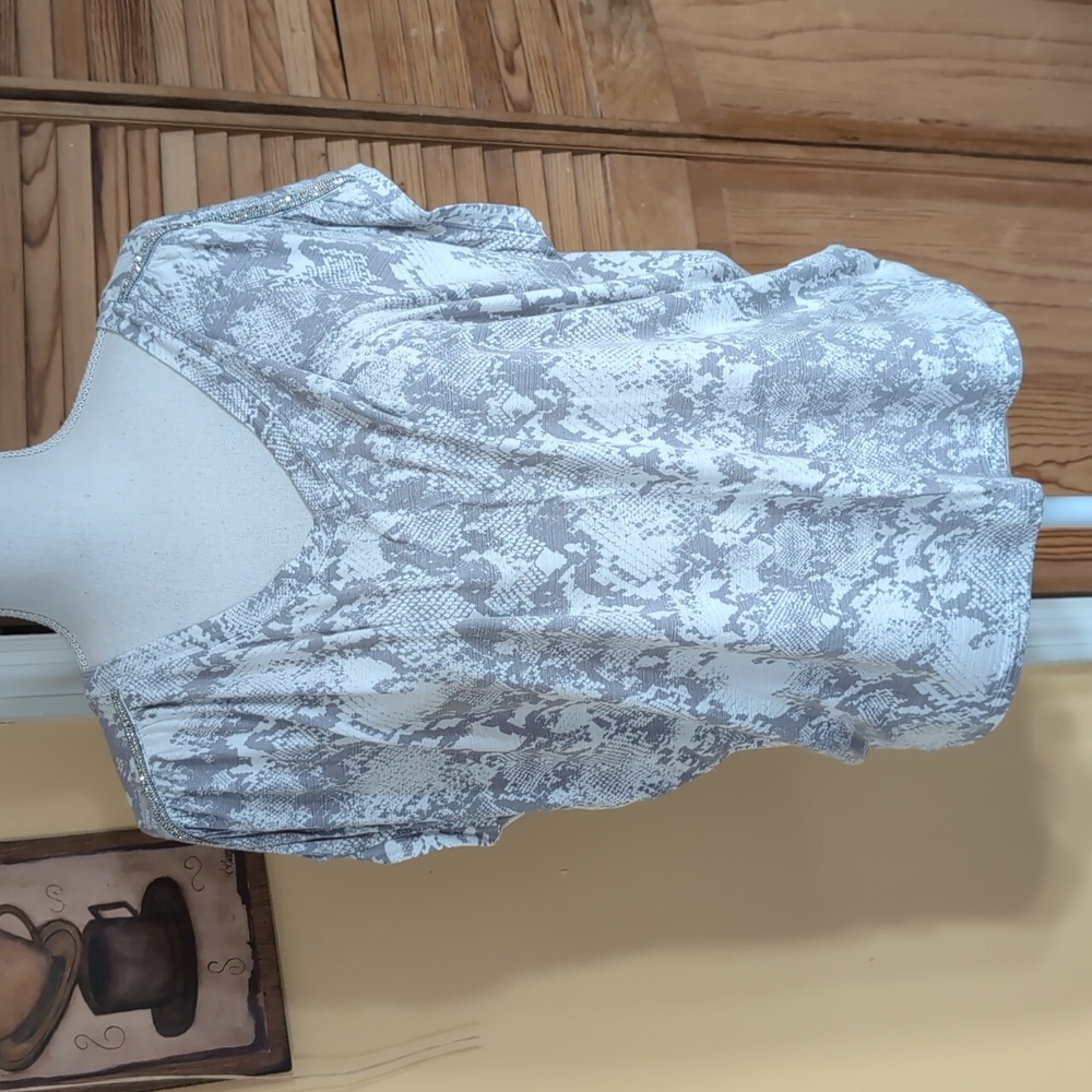 JENNIFER LOPEZ Red Label Gray & White V-Neck Top Rhinestone Bling Shoulders XL
